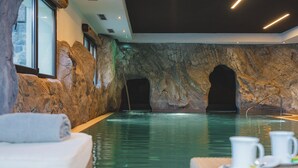 室內泳池；10:00 至 19:30 開放；躺椅