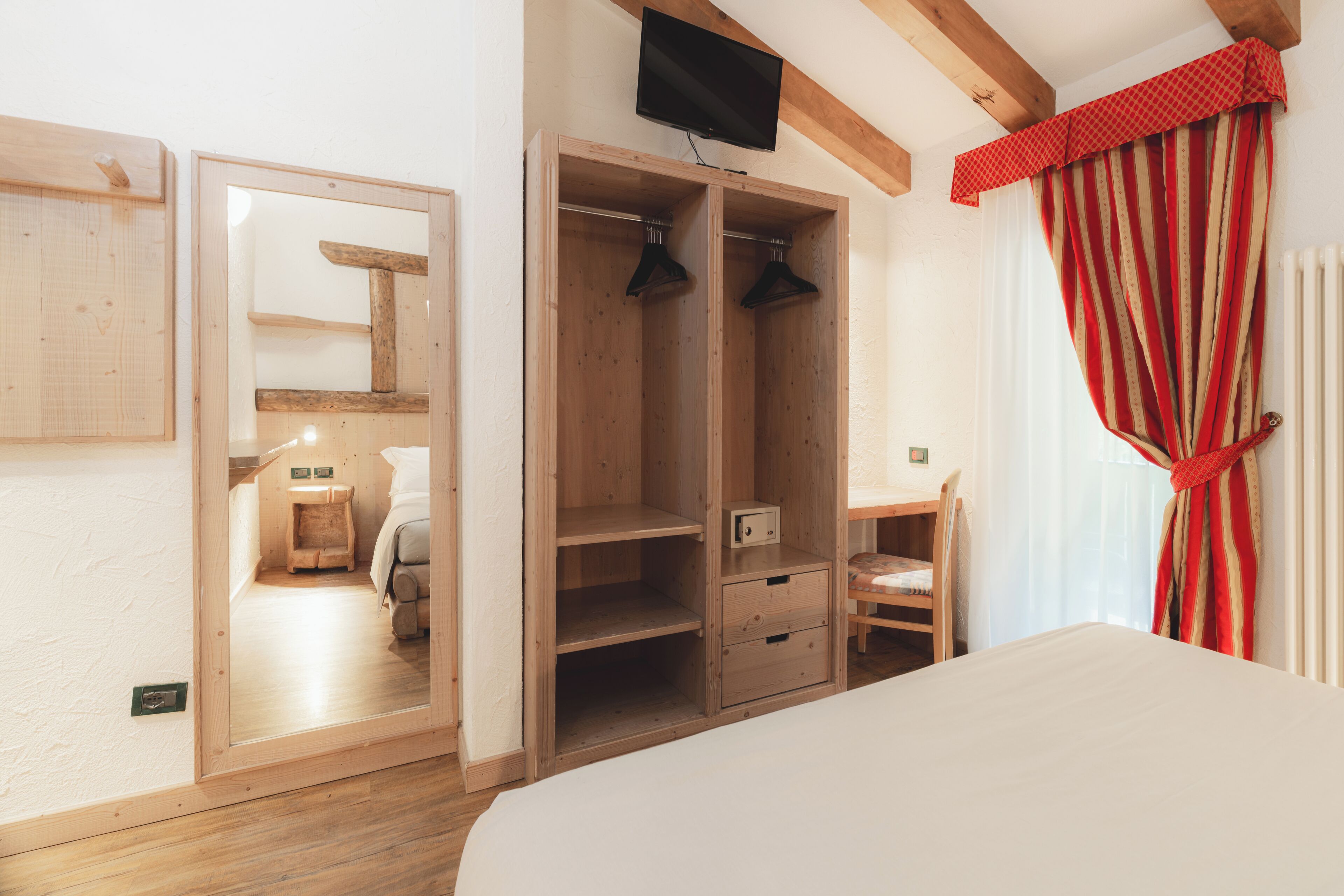 Chambre Standard Double ou avec lits jumeaux, balcon, vue montagne | Literie hypoallergénique, coffres-forts dans les chambres, bureau