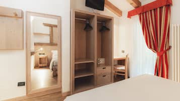 Habitación estándar con 1 cama matrimonial o 2 individuales, balcón, vista a la montaña | Ropa de cama hipoalergénica y caja de seguridad en la habitación