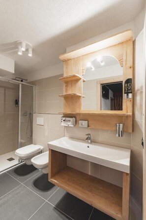 Shower, hair dryer, towels, soap - Hotel Selva (Folgarida)