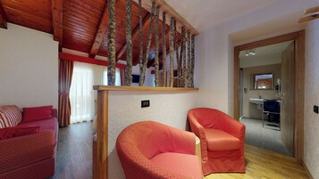 Family Room | Hypo-allergenic bedding, in-room safe, individually furnished, desk