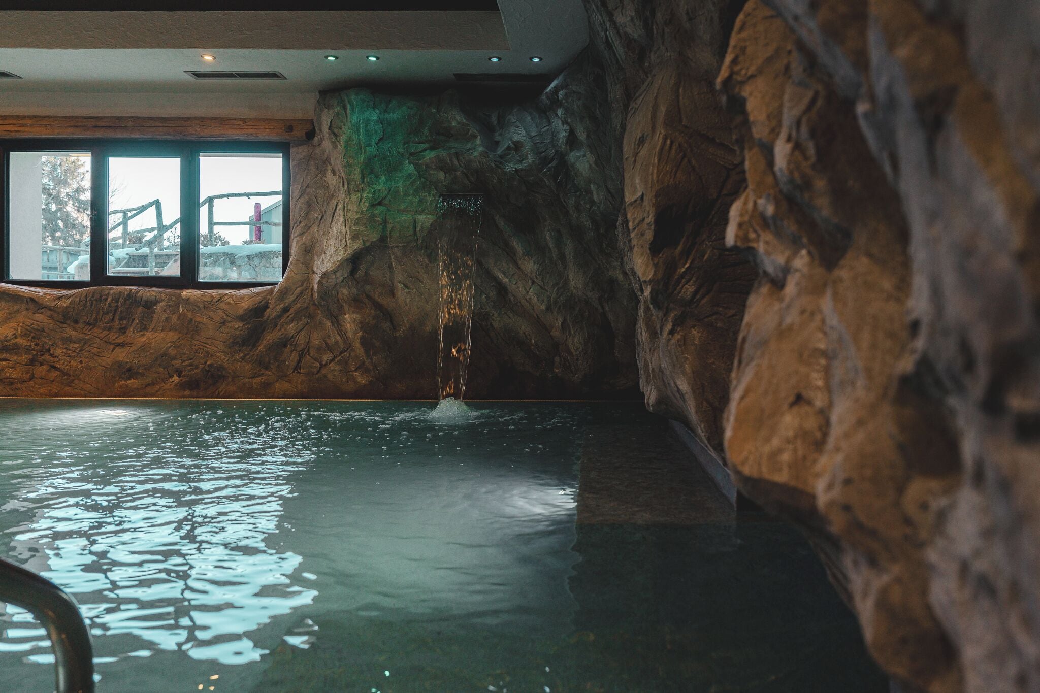 Piscine couverte, accès possible de 10 h 00 à 19 h 30, chaises longues 