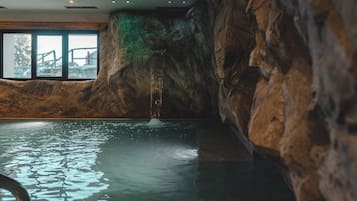 Piscine couverte, accès possible de 10 h 00 à 19 h 30, chaises longues