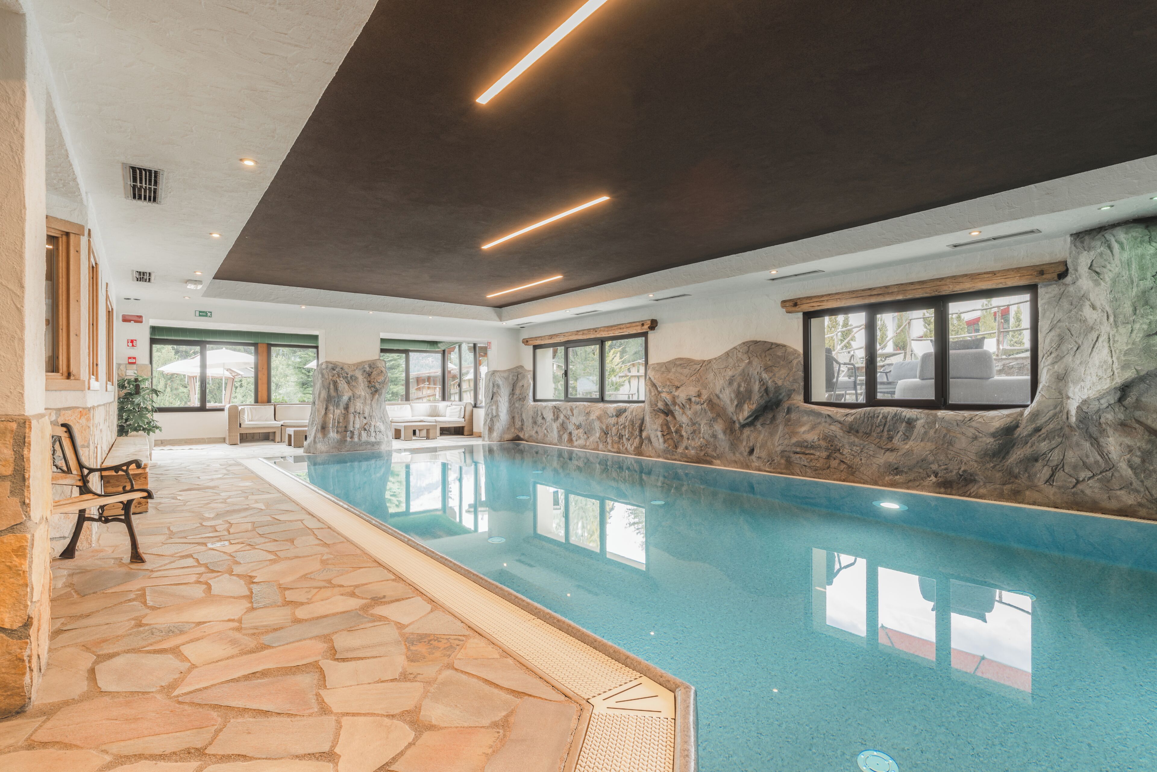 Piscina interna, funciona das 10h às 19h30, espreguiçadeiras