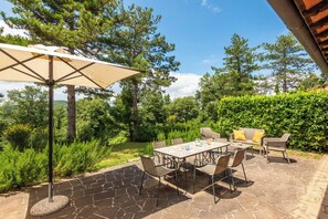Outdoor dining - Historic farmhouse between two Tuscan valleys (Trequanda)