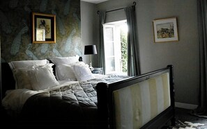 Desk, free WiFi - Charming riverside house in medieval village (Villeneuve-Minervois)