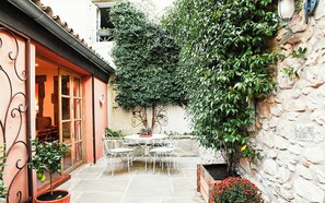 Outdoor dining - Charming riverside house in medieval village (Villeneuve-Minervois)