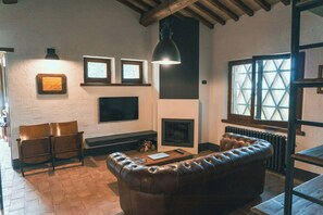 TV, fireplace - Historic villa with pool in Umbrian hills (Umbertide)