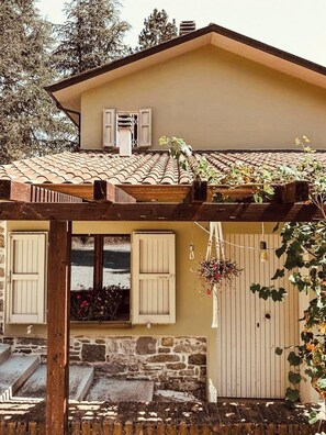 Exterior - 18th-century stone house by river in Romagna (Sarsina)
