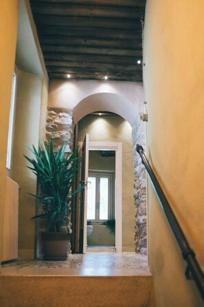 Interior - 18th-century stone house by river in Romagna (Sarsina)