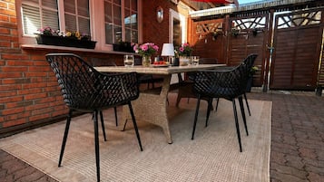 Maison, vue sur le jardin | Restauration en plein air