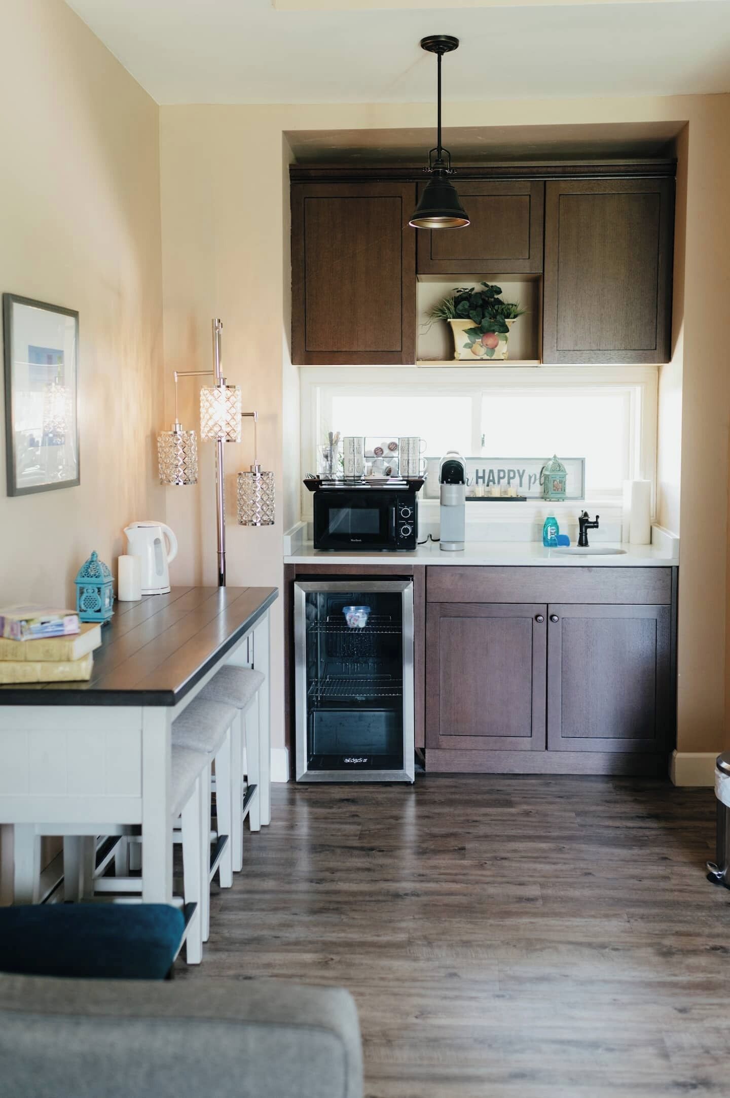 Fridge, microwave, oven, coffee/tea maker