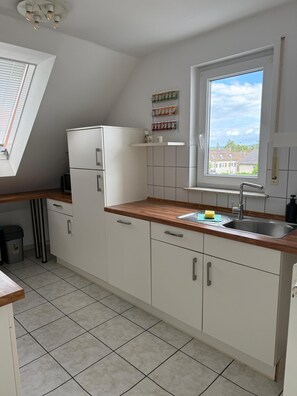 Fridge, microwave, oven, stovetop - Velmora Boutique Suites Rheingau - Balcony & Grill (Oestrich-Winkel)