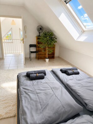 2 soverom, skrivebord, strykejern/-brett og wi-fi (inkludert)