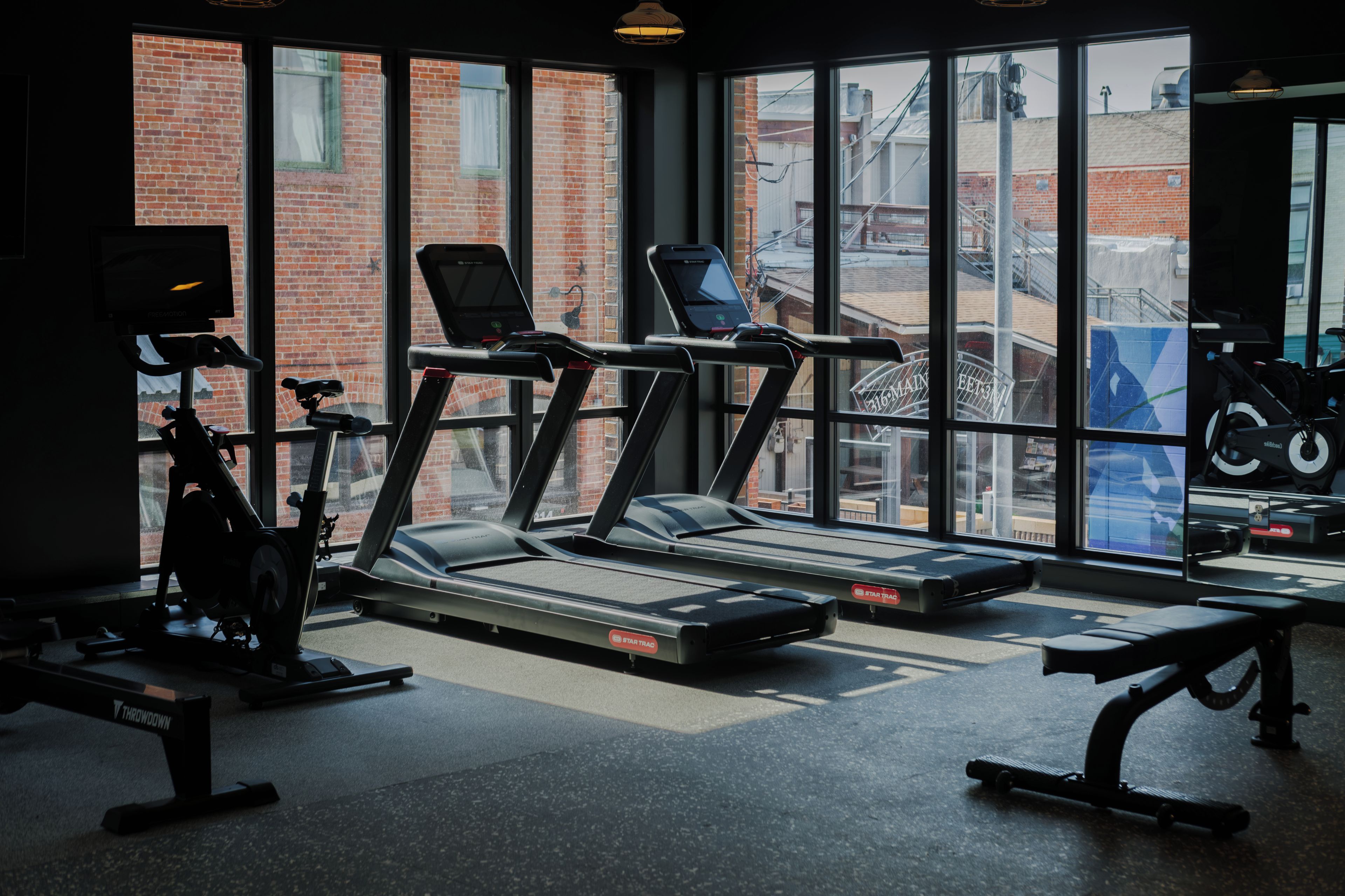 Ein Fitnessstudio mit Laufbändern, Ergometer und Trainingsgeräten.