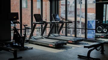 Ein Fitnessstudio mit Laufbändern, Ergometer und Trainingsgeräten.