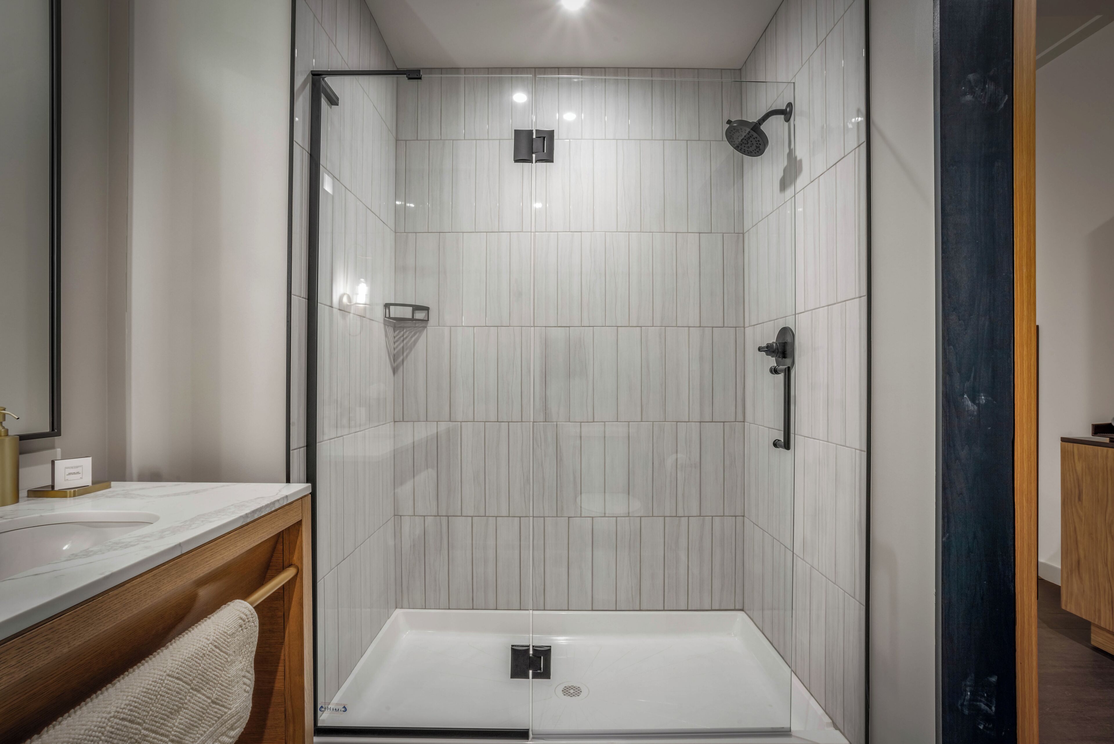 Amenidades de baño gratuitas, secadora de cabello, toallas, jabón 