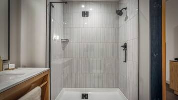 Amenidades de baño gratuitas, secadora de cabello, toallas, jabón