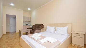 Standard-Apartment, Stadtblick | Schreibtisch, laptopgeeigneter Arbeitsplatz, kostenloses WLAN
