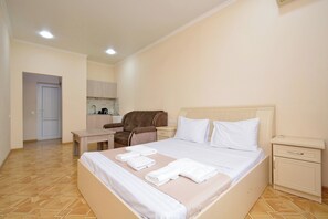 Standard-Apartment, Stadtblick | Schreibtisch, laptopgeeigneter Arbeitsplatz, kostenloses WLAN
