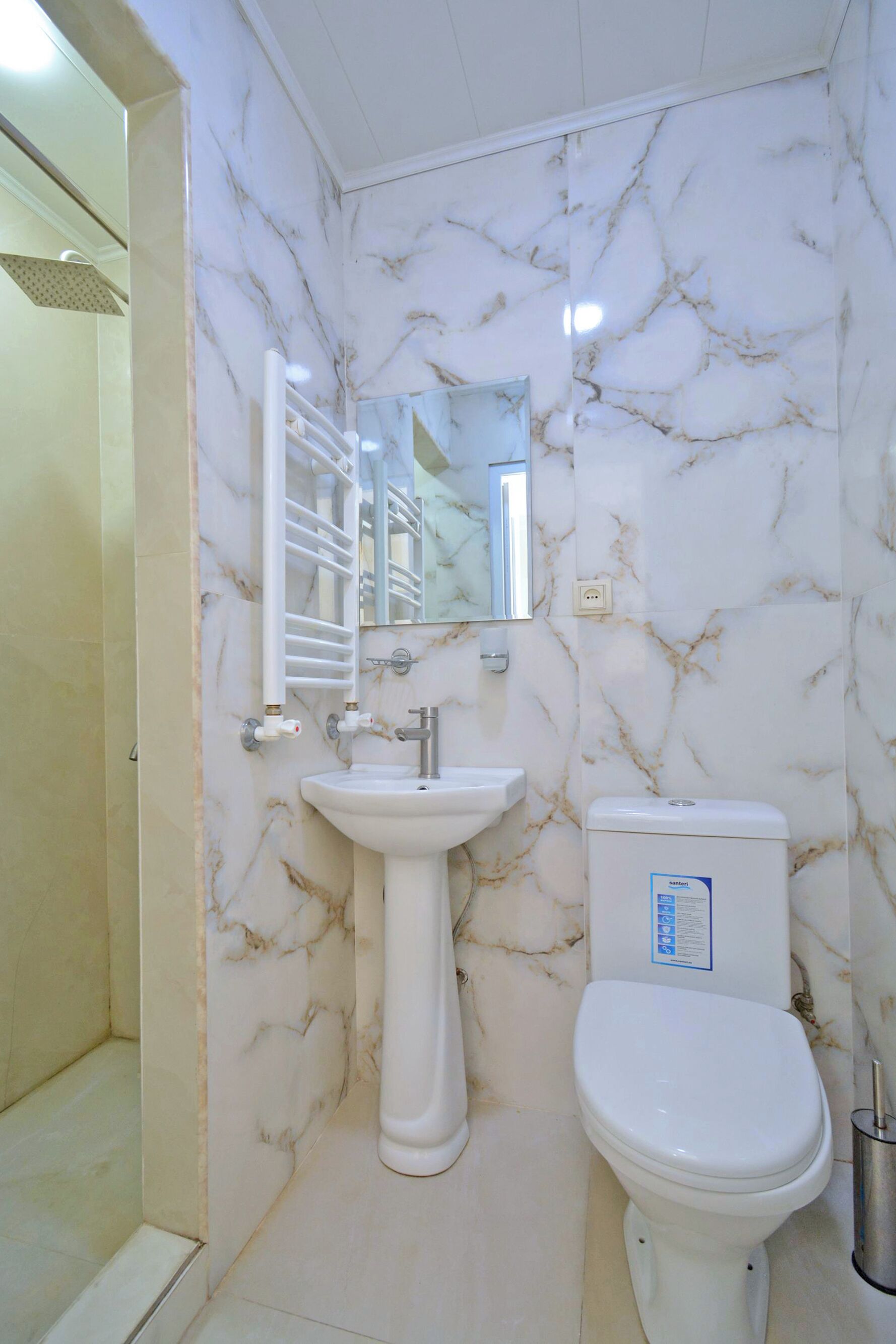 Deluxe-Apartment, Stadtblick | Badezimmer | Dusche, kostenlose Toilettenartikel, Haartrockner, Handtücher