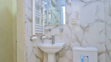 Deluxe-Apartment, Stadtblick | Badezimmer | Dusche, kostenlose Toilettenartikel, Haartrockner, Handtücher