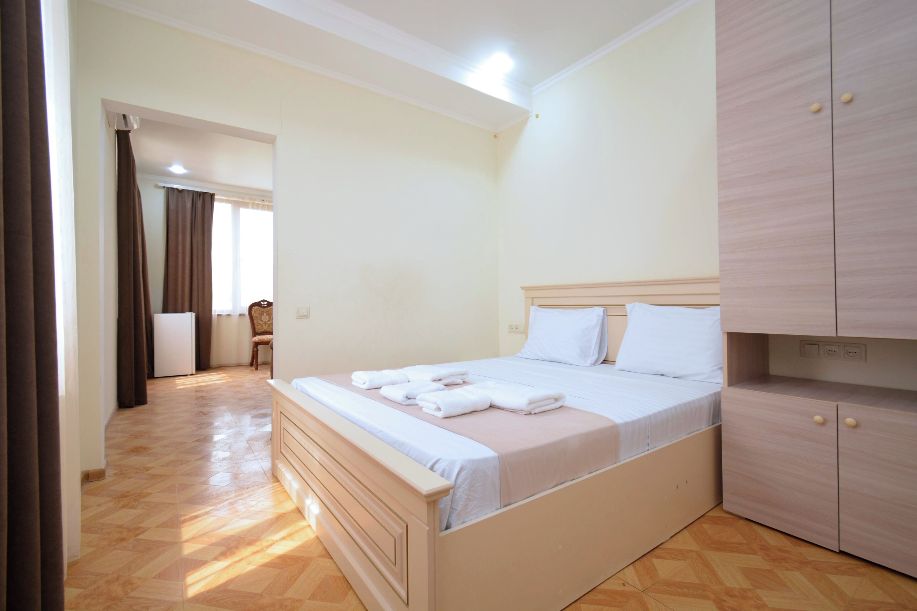 Deluxe-Apartment, Stadtblick | Schreibtisch, laptopgeeigneter Arbeitsplatz, kostenloses WLAN