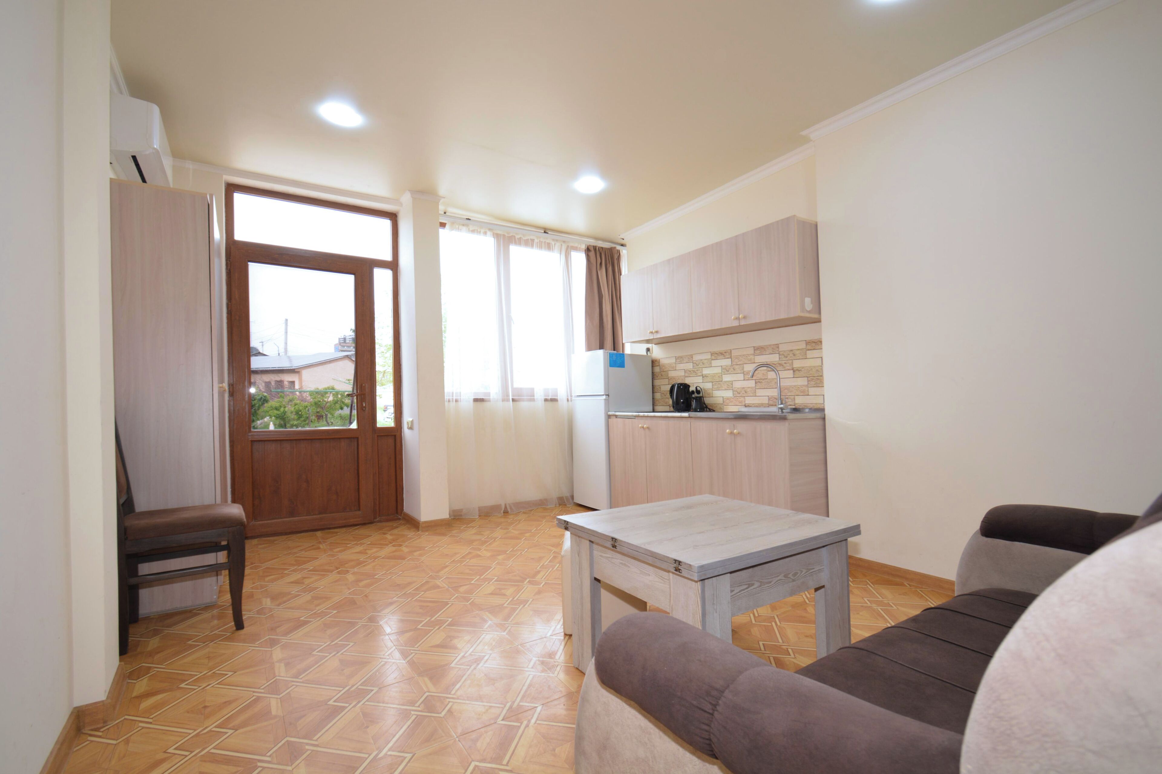 Apartamento familiar, vistas a la ciudad | Sala de estar | Televisión de pantalla plana de 75 cm con canales digitales, libros