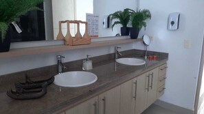 Bathroom - Comfortable apartment in condominium with beach and numerous amenities (Santa Marta)