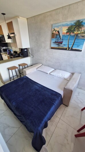 Tabla de planchar con plancha, wifi, ropa de cama