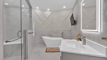 Séchoir à cheveux, serviettes fournies, savon, papier de toilette
