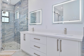 Shower, towels, soap, toilet paper - Residencia en Cape Coral Florida (Cape Coral)