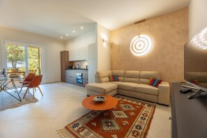 A modern living room with a sofa, a coffee table, and a TV. - Villa Essenza Di Pace - Nardò (Nardò)