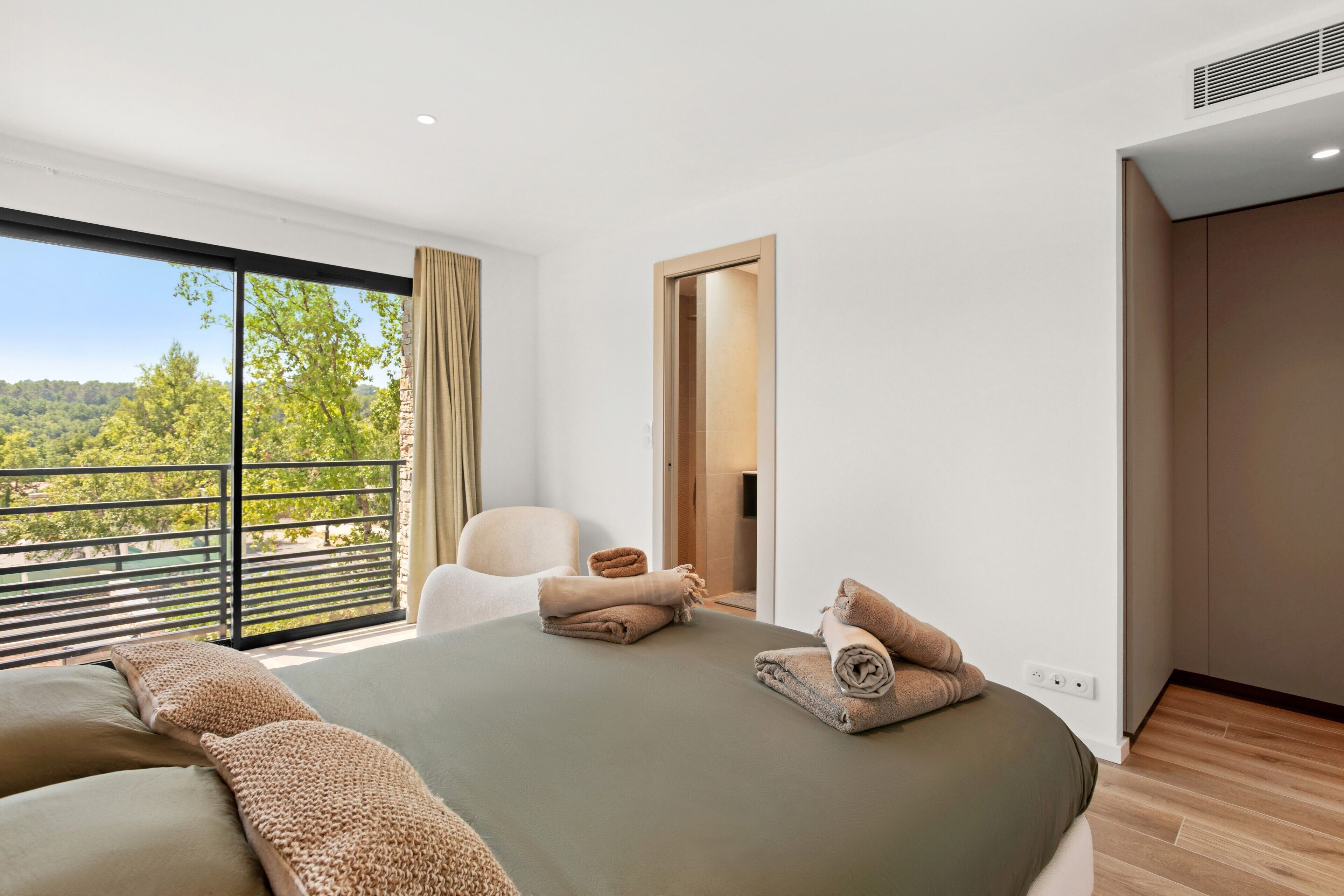4 bedrooms, WiFi, bed sheets