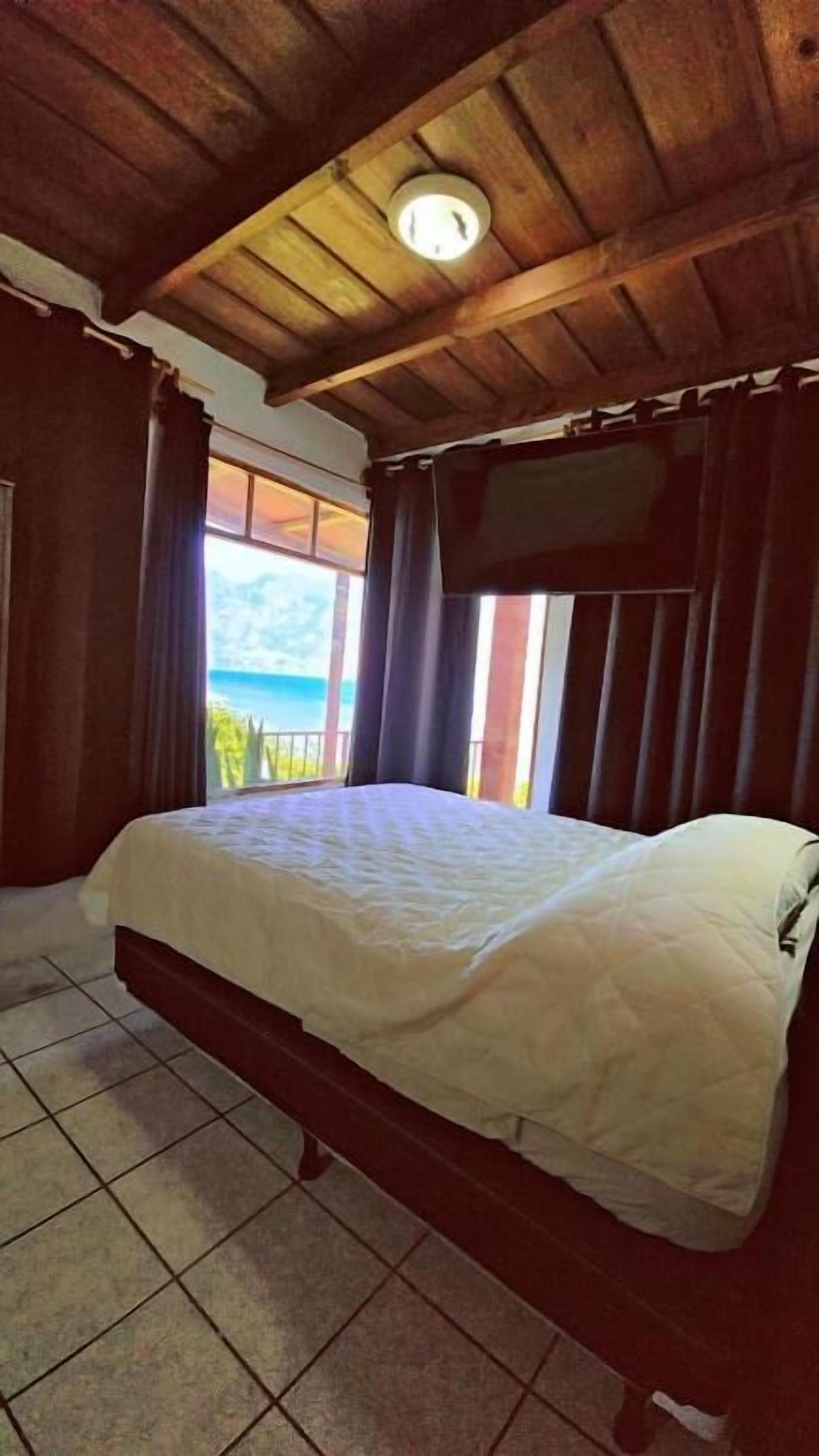 Family Room, Lake View | Free WiFi