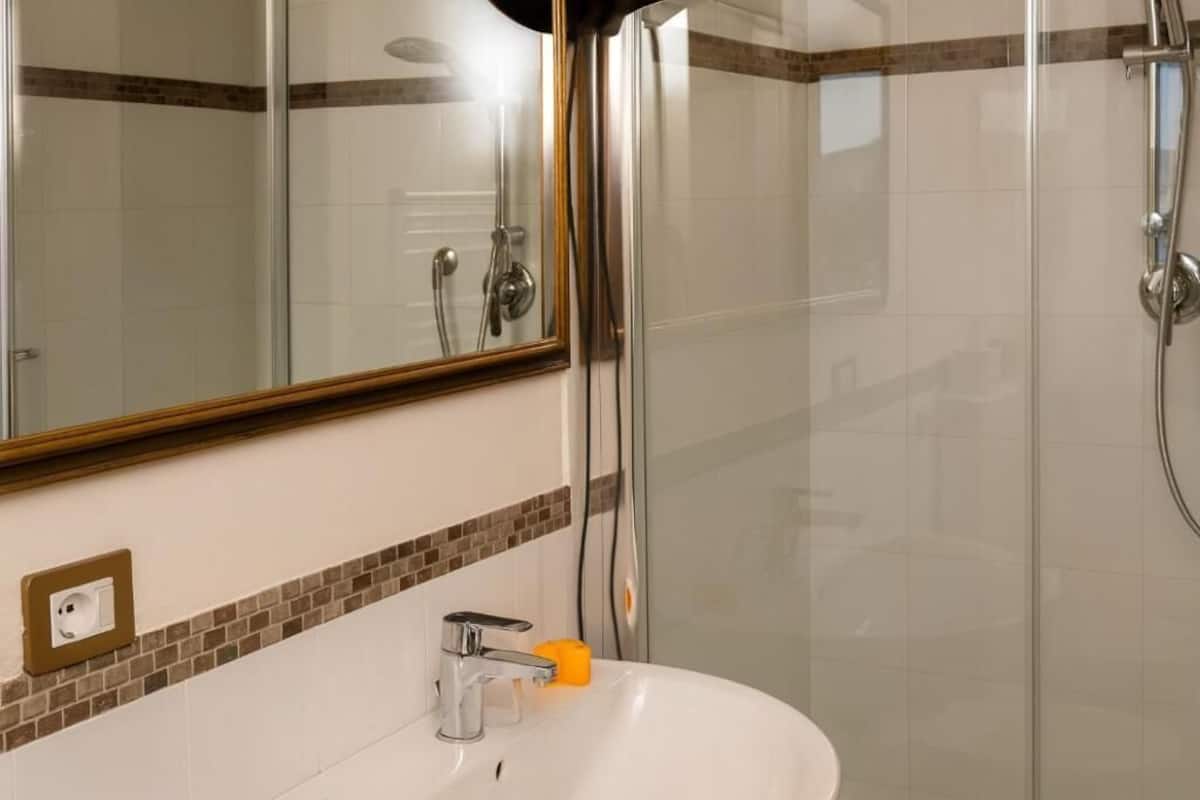 Chambre Deluxe double, balcon, vue sur la colline | Salle de bain | Articles de toilette (gratuits), séchoir à cheveux, serviettes fournies