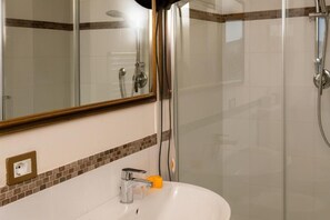 Deluxe Double Room, Balcony, Hill View | Bathroom - Azienda agricola la camporena  (Greve in Chianti)