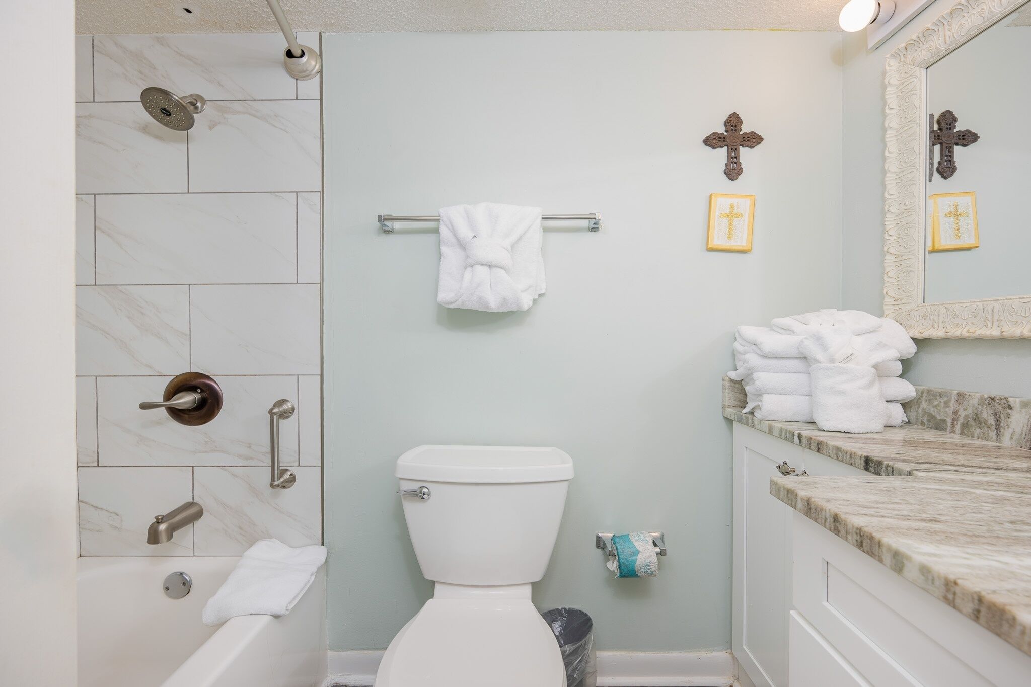 Une salle de bain avec des toilettes, une douche et un lavabo.