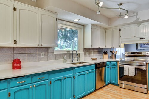 6 Mi to Downtown Vancouver: Peaceful Unit w/ Deck
