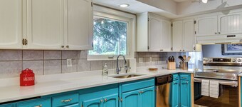 6 Mi to Downtown Vancouver: Peaceful Unit w/ Deck