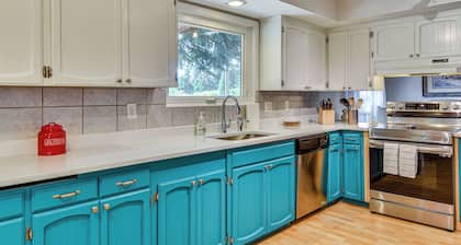 6 Mi to Downtown Vancouver: Peaceful Unit w/ Deck