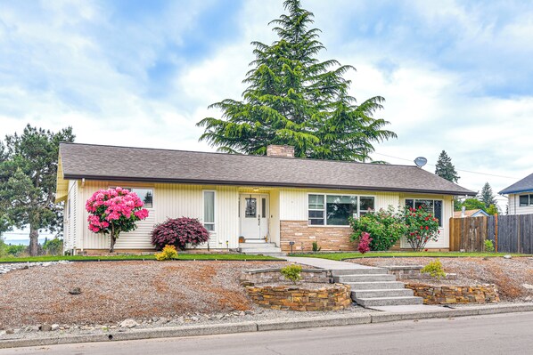 Apartment (3 Bedrooms) | Interior - 6 Mi to Downtown Vancouver: Peaceful Unit w/ Deck (Vancouver)