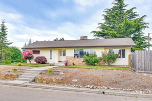A single-story house with a front porch, a driveway, and a well-maintained front yard with shrubs and a small tree. - 6 Mi to Downtown Vancouver: Peaceful Unit w/ Deck (Vancouver)