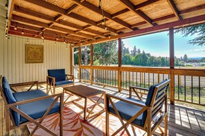 Apartment (3 Bedrooms) | Front of property - 6 Mi to Downtown Vancouver: Peaceful Unit w/ Deck (Vancouver)