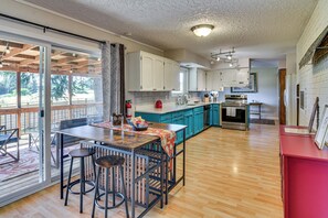 Apartment (3 Bedrooms) | Interior - 6 Mi to Downtown Vancouver: Peaceful Unit w/ Deck (Vancouver)