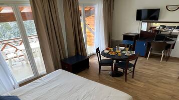 2 bedrooms, bed sheets