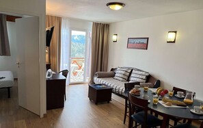 Dining - Mountain-view 6-persons Apartment (Bolquere)