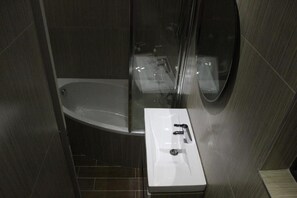 Deluxe Double Room | Bathroom | Free toiletries, towels, soap, shampoo