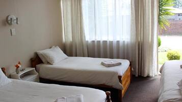 Tabla de planchar con plancha, wifi gratis, ropa de cama