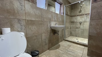 Produtos de toalete grátis, toalhas de banho, sabonete, shampoo